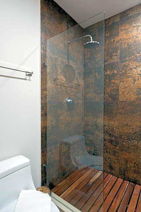 Frida's Artsy Condo with own mural, outdoor tub & rooftop pool