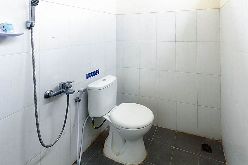 RedDoorz Syariah near Purwosari Train Station