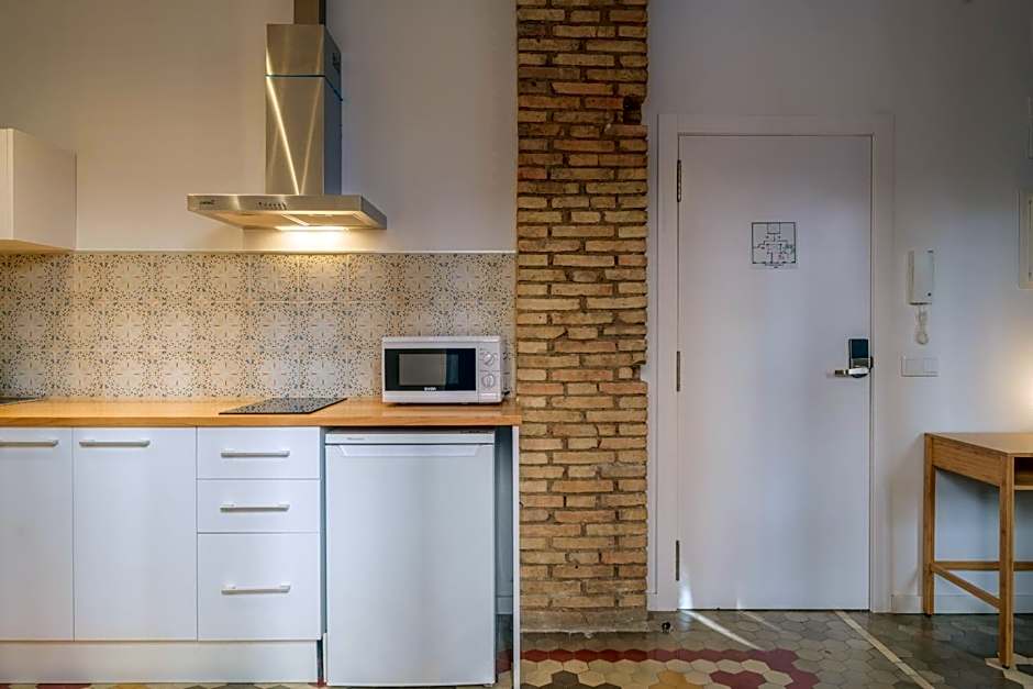 Apt with Antique Floor & lots of Sun Light