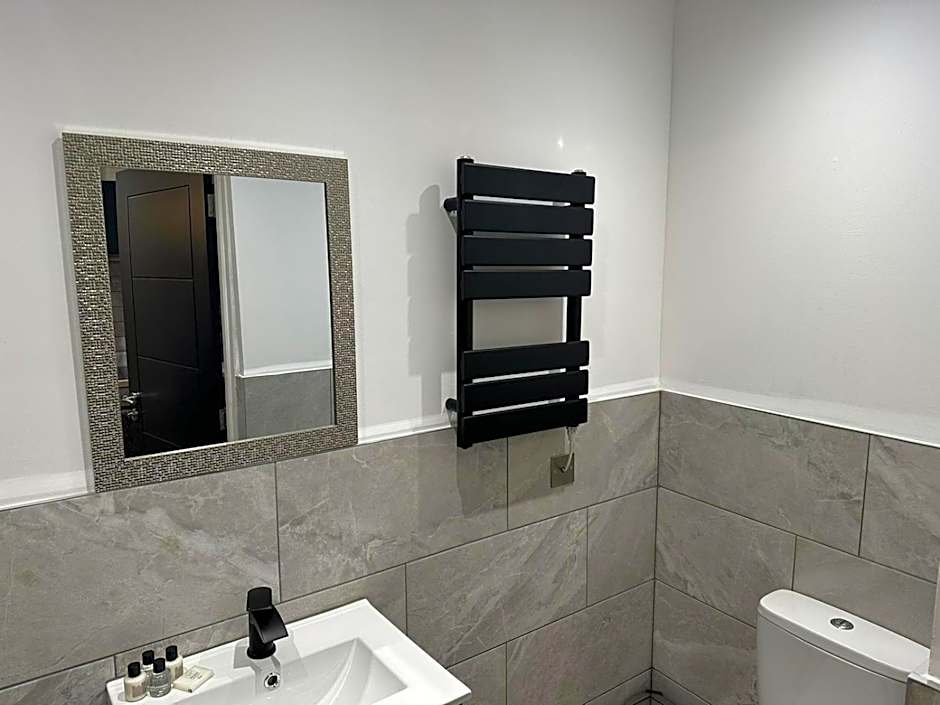 Adam Court Apartments - PE1 - Contractor Friendly - Choice of Studios or 1 Bed Apartments - Free Parking - Sofa Beds - Sky TV - Full Kitchen - Washer Dryer - WiFi