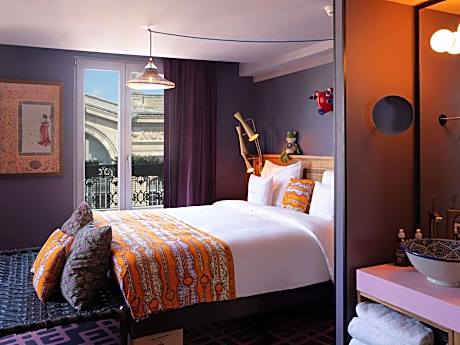 Extra Large Room with Balcony and Paris View