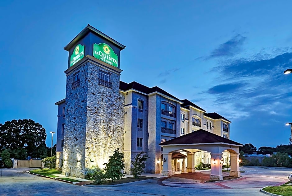 La Quinta Inn & Suites by Wyndham DFW Airport West - Euless