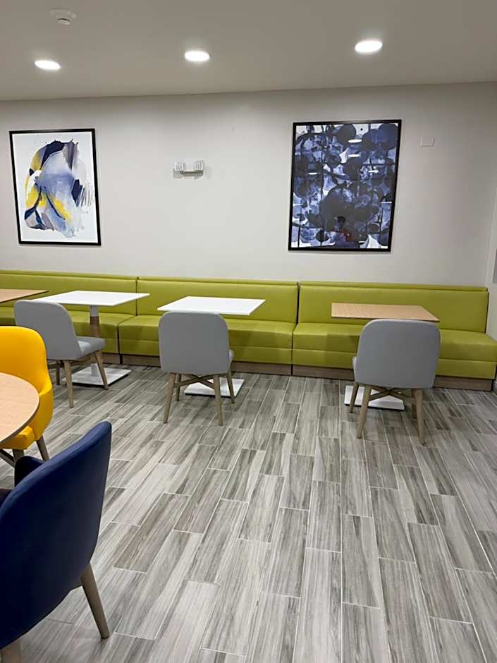 Comfort Inn & Suites Harvey - Chicago Southland