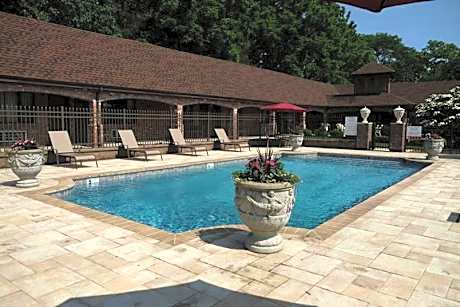 Chalet Inn & Suites