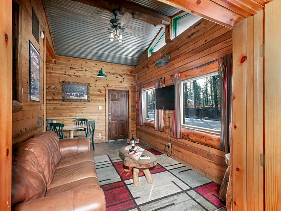 Dancing Bear, 2 Bedrooms, Front Porch, Midtown, Sleeps 6