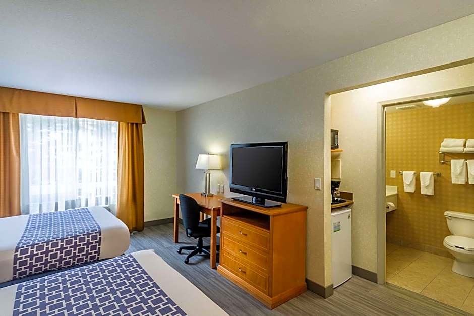 Econo Lodge Inn & Suites University