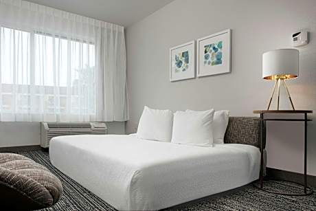 Accessible One Bathroom, 2 Bedroom Suite, Bedroom 1: 1 Queen, Bedroom 2: 1 Queen