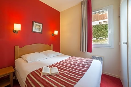 One-Bedroom Apartment with Sleeping Alcove (6 People)