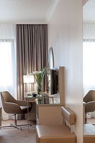 Standard King Room - Mid Floor