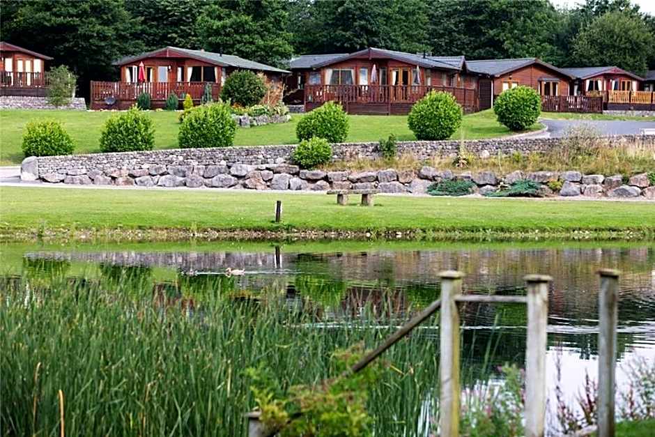 2 Bedroom Lakeview Lodge - Ensuite & Balcony Deck