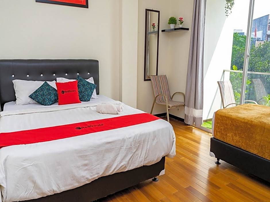 RedDoorz near Setrasari Mall 4
