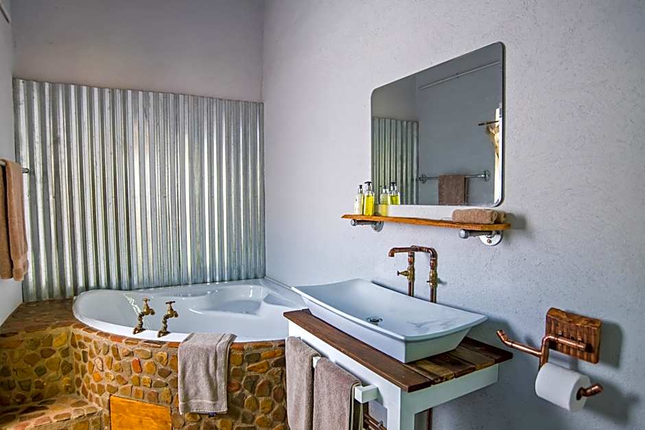Caracal Lodge