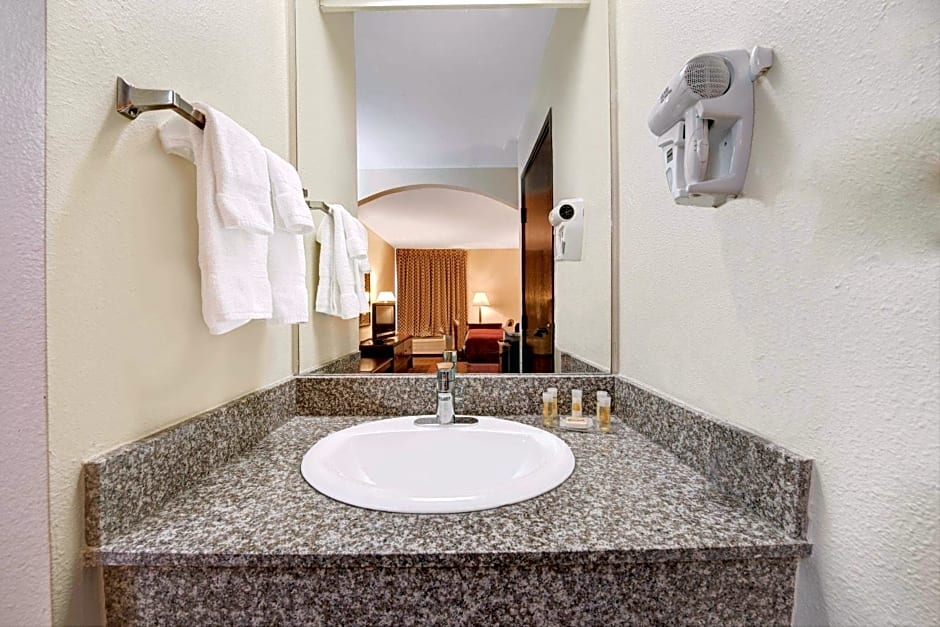 Days Inn by Wyndham Dallas Plano