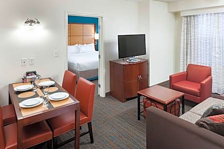 1 King Plus 1 Queen Room, 2 Bedroom Larger Suite