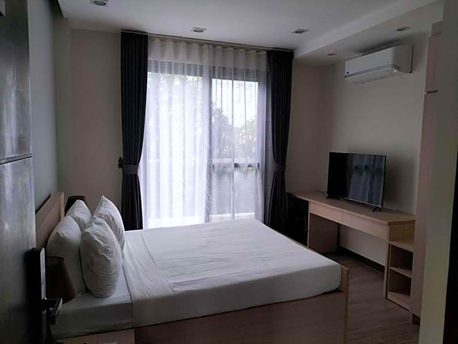 Photo 1 of 2 of 1 Queen Bed, Balcony