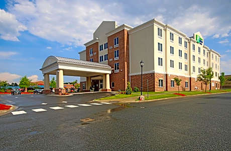 Holiday Inn Express & Suites Charlotte North By IHG