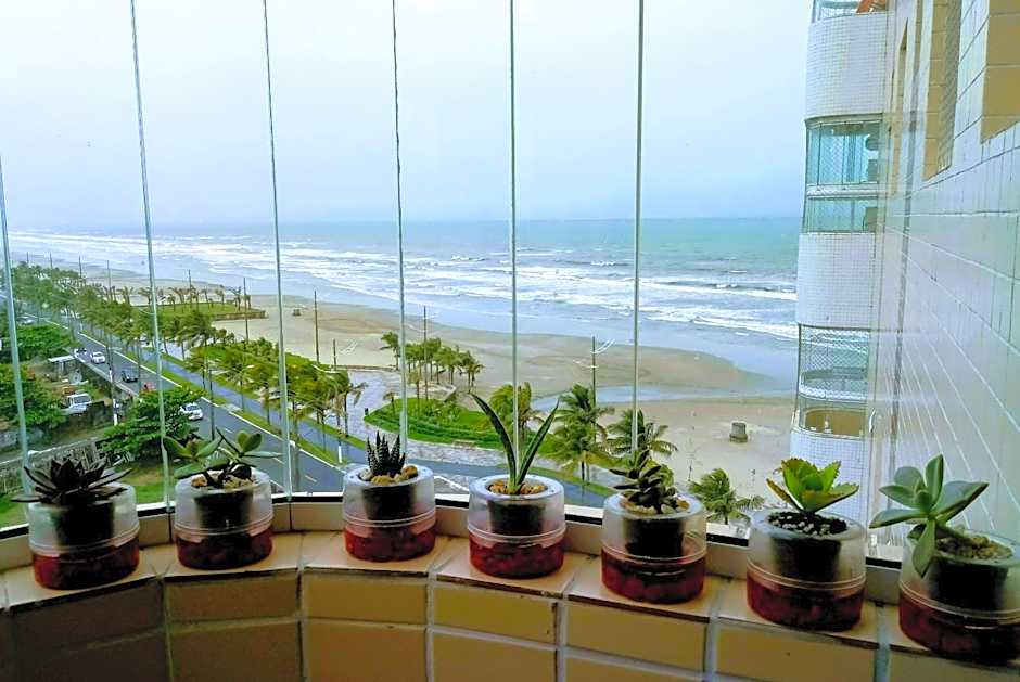 Prédio com piscina na cobertura frente ao mar, apartamento para até 6 pessoas e 3 crianças até 8 anos, churrasqueira na sacada, Wi-Fi grátis, NÃO oferecemos roupas de cama e banho, 1 vaga de garagem, na Praia Grande-Vila Mirim