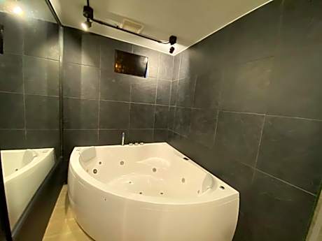 Deluxe Suite with Spa Bath