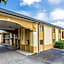 Econo Lodge Inn & Suites East