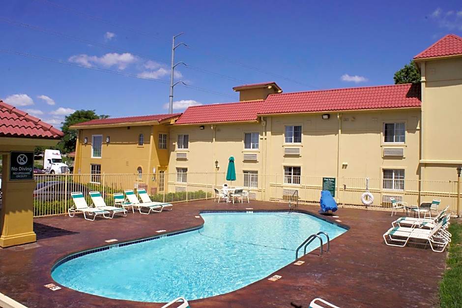 La Quinta Inn & Suites by Wyndham Kansas City Lenexa
