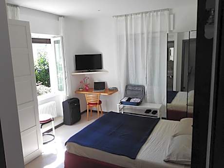 Deluxe Double Room with Shower