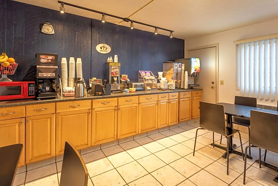 Super 8 by Wyndham Wooster