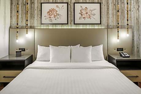 Two-Bedroom Suite with One King Bed, Two Queen Beds and Tub - Mobility and Hearing Accessible
