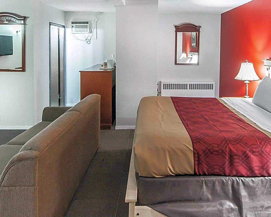 Econo Lodge Inn & Suites