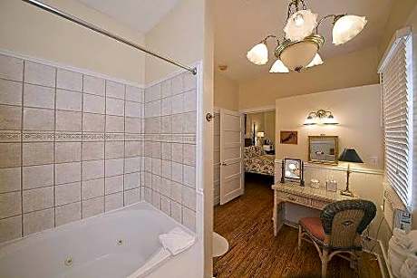 King Room with Hot Tub (Havana Cabana)