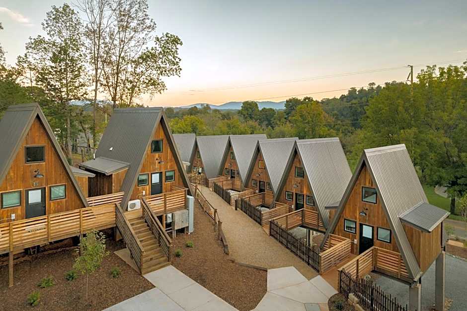 Wrong Way River Lodge & Cabins