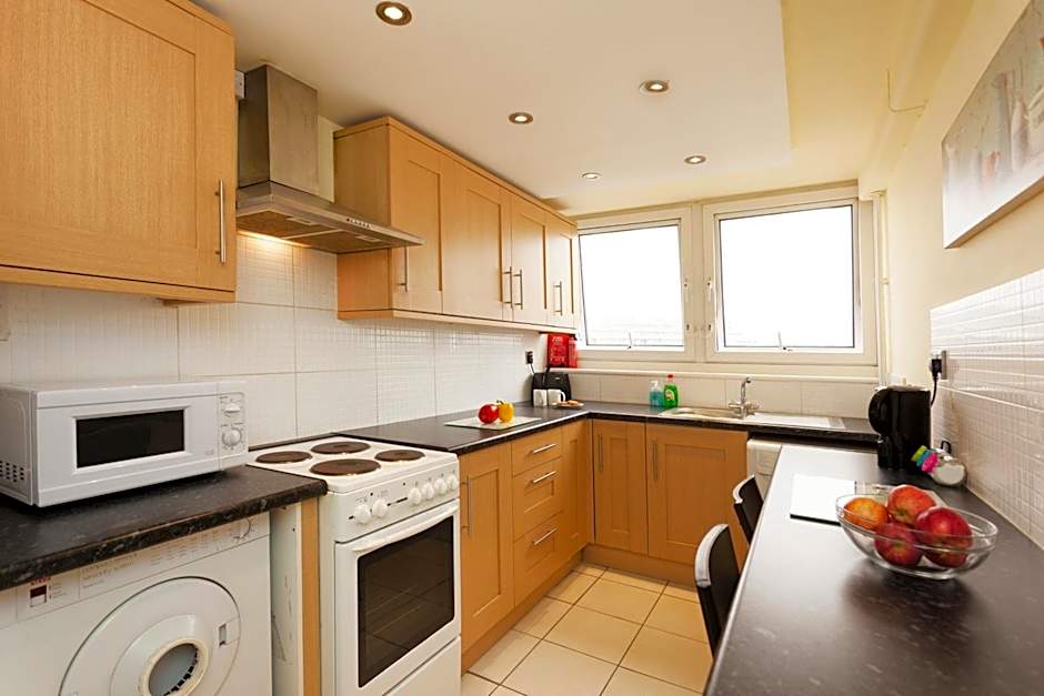 Victoria Centre Apartments in the Victoria Centre Shopping Centre - Nottingham City Centre - 24 hour access - Most Central Location, Kitchen and minutes to Xmas Market Opposite Hilton by Restaurants & Shops - Outdoor Parking Cars or Vans five pounds a day