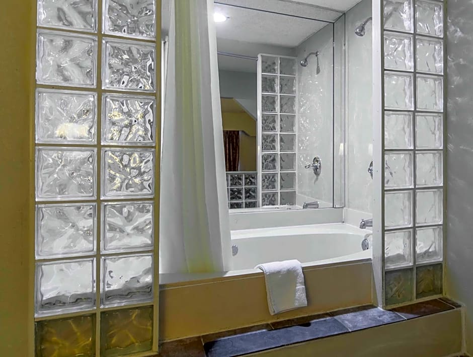 Rodeway Inn & Suites