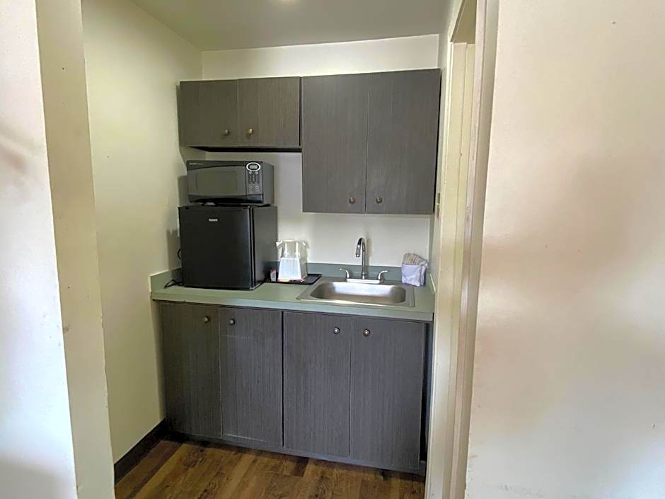 Desert Sands Inn & Suites