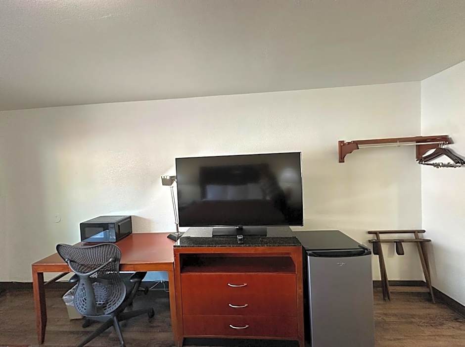 Desert Sands Inn & Suites
