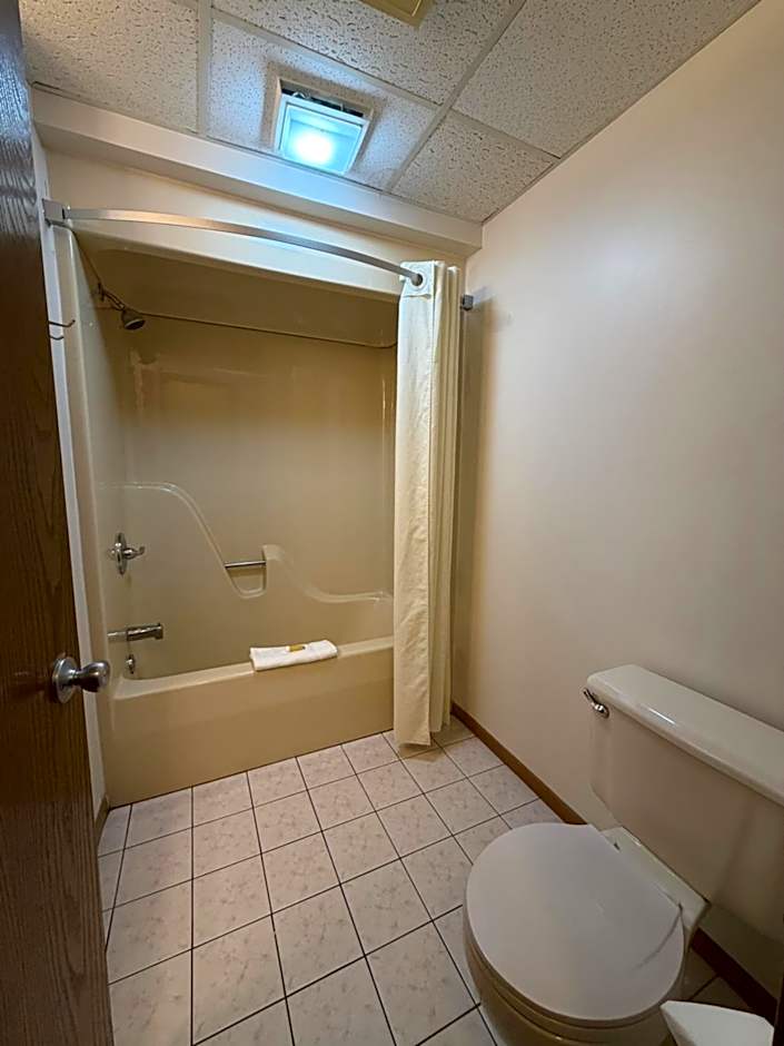 Iron Mountain Inn & Suites MI US 2