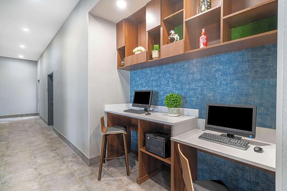 La Quinta Inn & Suites by Wyndham Louisville East