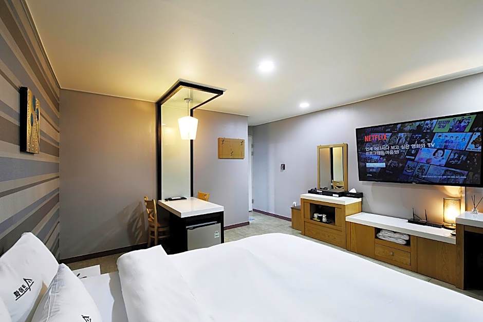 White Tourist Hotel