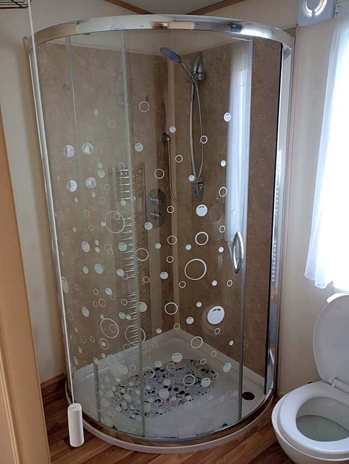 Luxury 2 bedroom caravan with large decking close to beach Free WiFi