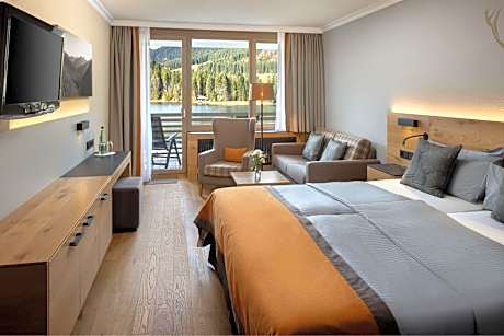 Grand Deluxe King Room with Balcony and Lake View