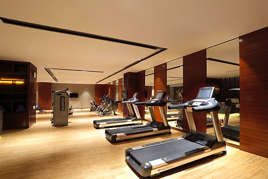 HUALUXE Yangjiang City Center By IHG