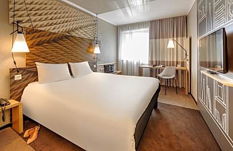 Superior Queen Room with City View