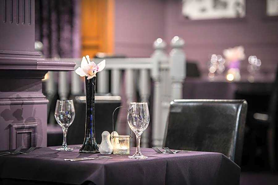 Number 44 Hotel & Bar