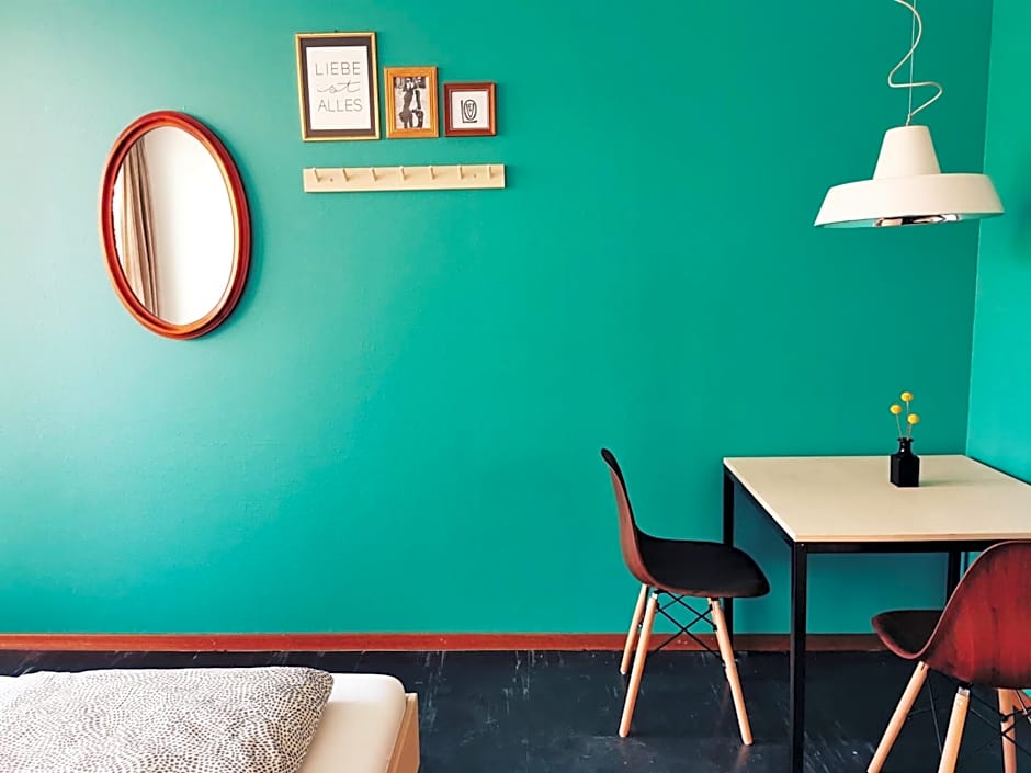 Budget Double or Twin Room with Shared Bathroom — 13 fotoğraftan 1. fotoğraf