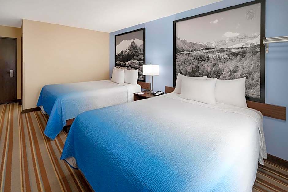 Super 8 by Wyndham Longmont/Twin Peaks