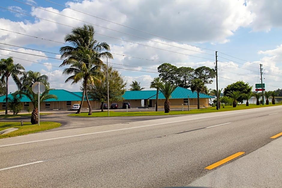 Lake Grassy Inn & Suites
