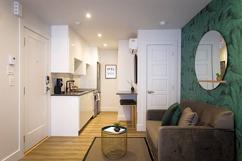 Studio Palms Steps from JeanTalon Market Full Bath by Den Stays