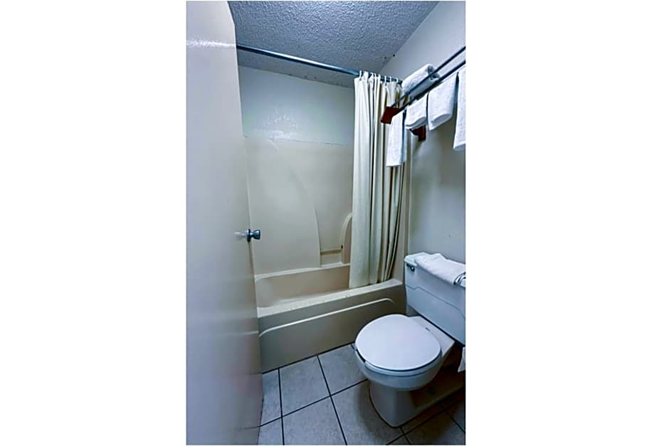 Super Inn & Suites by OYO Milledgeville