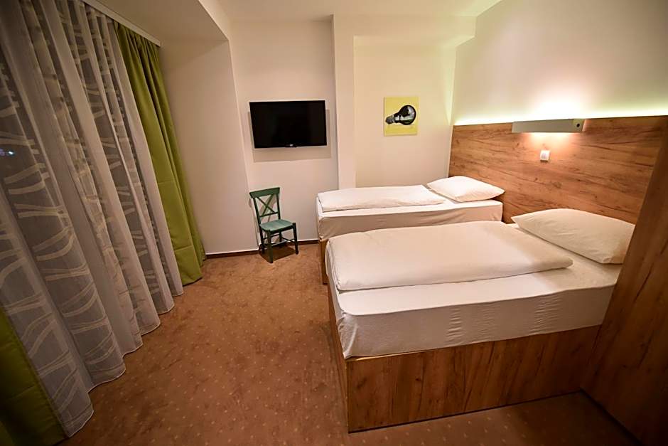 Hotel Argument