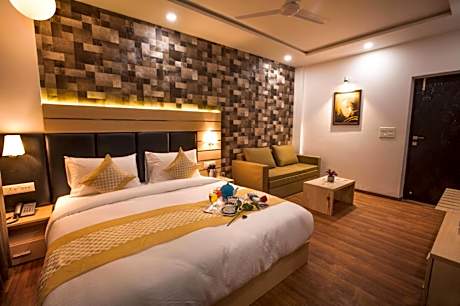 King Studio with Sofa Bed