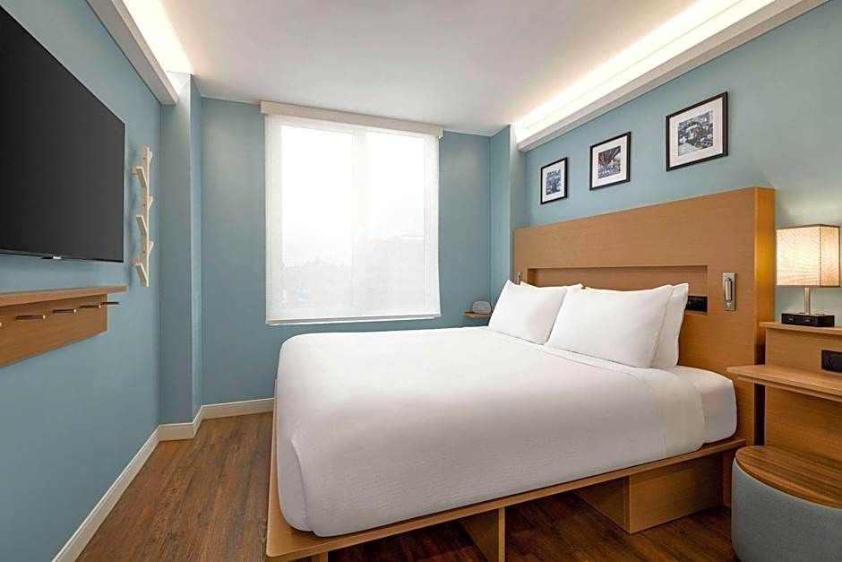 Photo 1 of 12 of Deluxe 1 King Bed